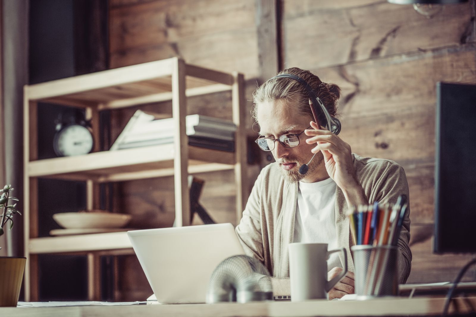 Kundenservice-Mitarbeiter mit Headset im Homeoffice