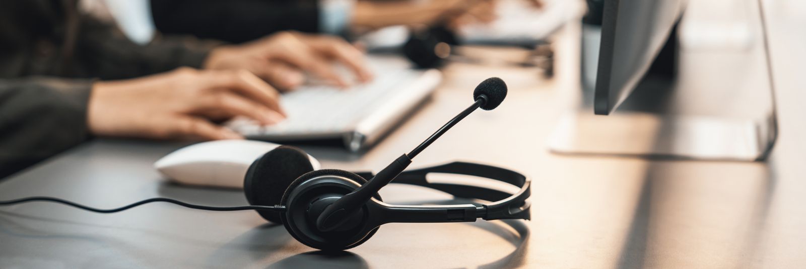 Headset am Arbeitsplatz einer Hotline in Hamburg