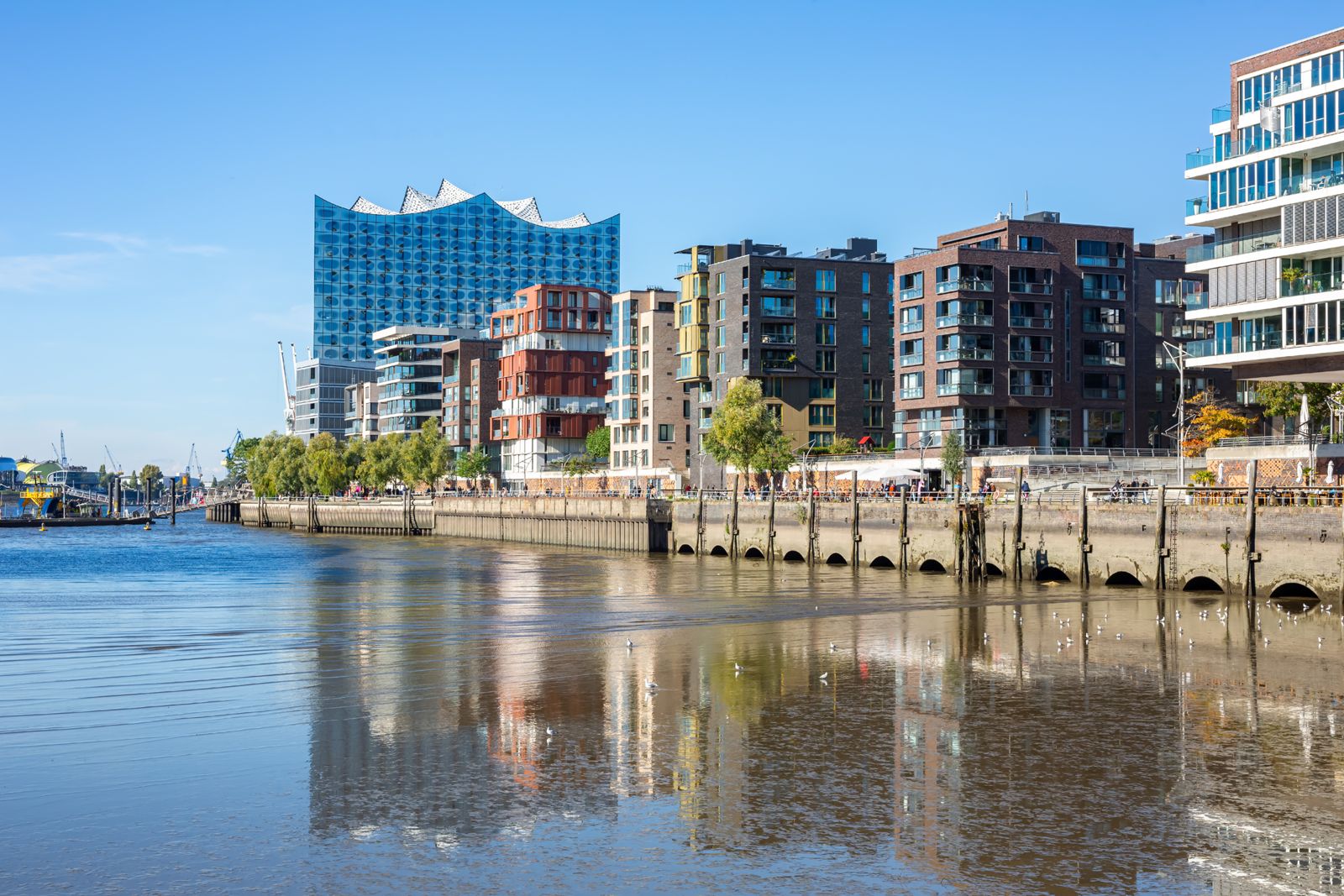 HafenCity Hamburg mit Elbphilharmonie, Sitz des Callcenters hey contact heroes